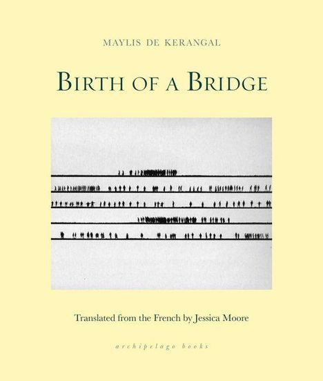 "Birth of a Bridge" von Maylis de Kerangal, übersetzt von Jessica Moore. Schwarz-weiß Illustration von Menschenreihen auf Linien.