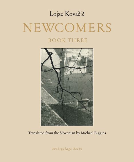Text: Lojze Kovačič, Newcomers, Book Three, translated by Michael Biggins.  
Illustration: Schwarzweiß-Bild von einem kahlen Baum vor Gebäuden.