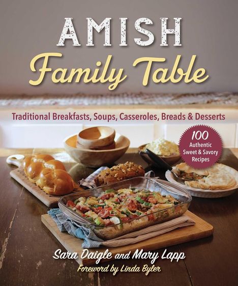 "AMISH Family Table" oben, darunter traditionelle Gerichte. Abgebildet: Brote, Auflauf, Holzschalen auf einem Tisch.