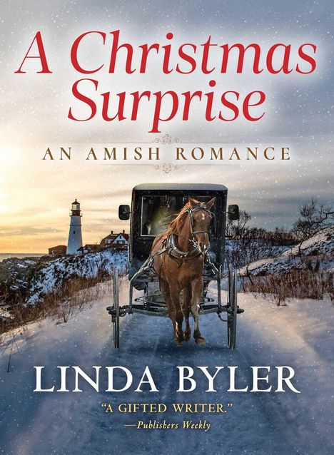 „A Christmas Surprise: An Amish Romance“ von Linda Byler. Kutsche auf schneebedecktem Weg, Leuchtturm am Horizont.