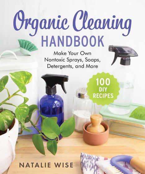 „Organic Cleaning Handbook“, „100 DIY Recipes“. Sprühflaschen, Pflanzen, Putzutensilien auf einem Tisch arrangiert.