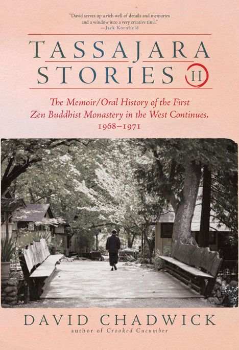 "Tassajara Stories II", Text über Zen-Kloster 1968–1971. Schwarzweiß-Szene: Mensch geht durch bewaldeten Klosterweg.