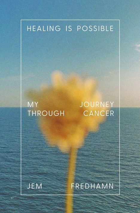 "Healing is possible. My journey through cancer. Jem Fredhamn." Verschwommene Blume vor Meer und blauem Himmel.