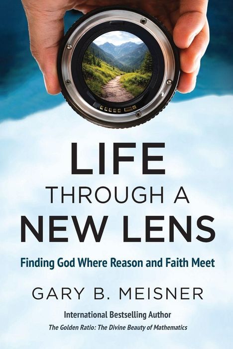 „LIFE THROUGH A NEW LENS“, darunter steht „Finding God Where Reason and Faith Meet“. Hand hält eine Kameralinse.