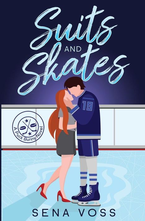 "Suits and Skates", "A Puck Bunny Novel", "Sena Voss". Illustration: Paar auf Eisfläche, er in Hockeykleidung, sie im Kleid.
