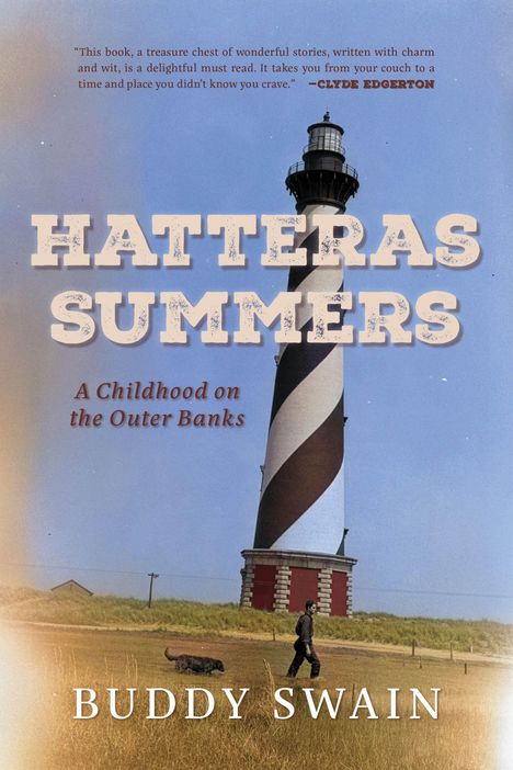"HATTERAS SUMMERS: A Childhood on the Outer Banks" von Buddy Swain. Ein Leuchtturm vor blauem Himmel, Person mit Hund.