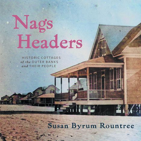 „Nags Headers“, darunter „Historic Cottages of the Outer Banks and Their People“. Foto von Häusern auf Stelzen am Strand.