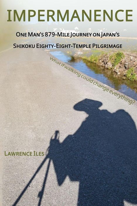 "IMPERMANENCE", großes Foto eines Wanderers als Schatten auf einer Landstraße mit Wasser im Hintergrund.