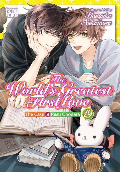 "The World's Greatest First Love: The Case of Ritsu Onodera 19." Zwei Personen, Bücher, ein Plüschtierhase mit einem blauen Buch.
