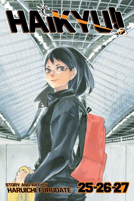 „Haikyu!“ Oben im Bild. Eine Figur mit Brille und rotem Rucksack in einer großen Halle, trägt ein gelbes Handtuch.