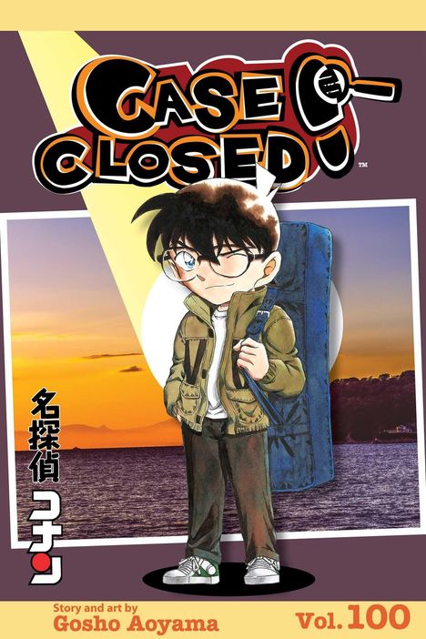 "Case Closed Vol. 100", Illustration eines Jungen mit Brille und Rucksack vor einem Sonnenuntergang am Meer.