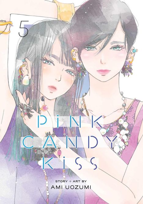 „Pink Candy Kiss.“ Zwei stilisierte Frauen in eleganter Kleidung, geschmückt mit auffälligem Schmuck.