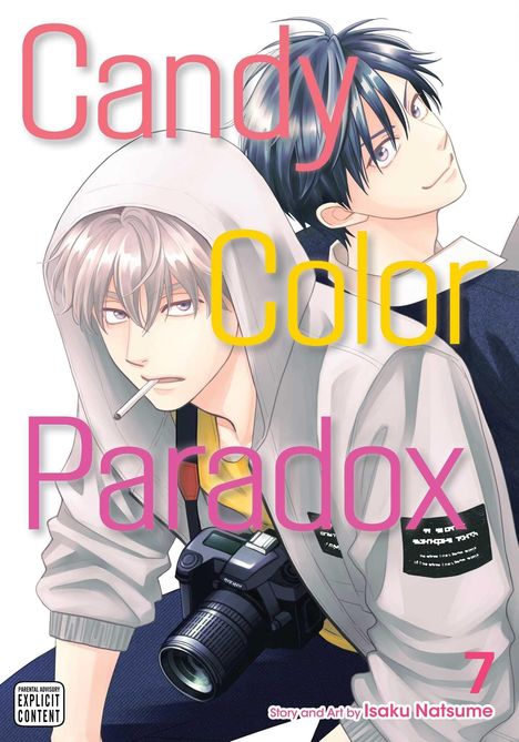 "Cover von 'Candy Color Paradox'. Zwei junge Männer, einer mit Kamera, einer rauchend, in dynamischer Pose. Band 7."