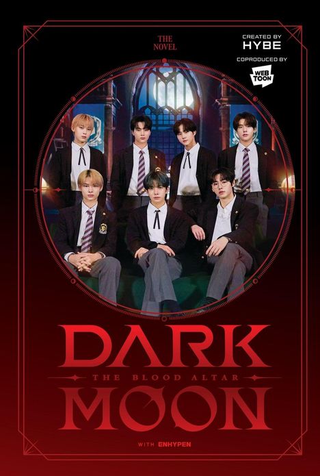 "DARK MOON: THE BLOOD ALTAR" mit ENHYPEN, vor gotischem Fenster stilvolle junge Männer in Schuluniformen.