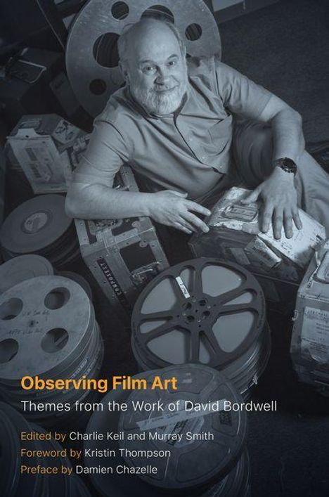 Text: "Observing Film Art. Themes from the Work of David Bordwell. Edited by Charlie Keil and Murray Smith. Foreword by Kristin Thompson. Preface by Damien Chazelle." Ein älterer Mann sitzt zwischen Filmrollen.