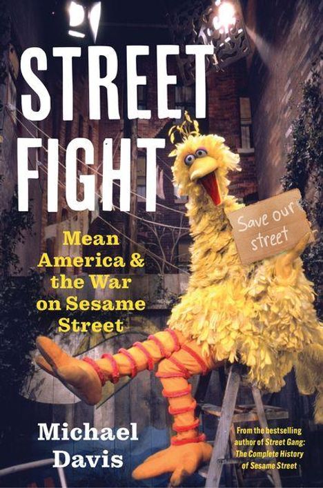 "STREET FIGHT: Mean America & the War on Sesame Street" von Michael Davis. Großer gelber Vogel mit Schild "Save our street".