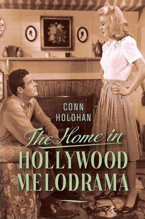 "CONN HOLOHAN - The Home in HOLLYWOOD MELODRAMA." Ein Mann und eine Frau in einem Wohnzimmer mit Kamin. Vintage-Stil.