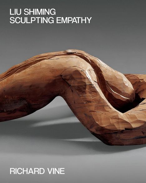 "LIU SHIMING SCULPTING EMPATHY RICHARD VINE." Eine Holzskulptur zeigt einen abstrakten, menschlichen Körper in einer dynamischen Pose.