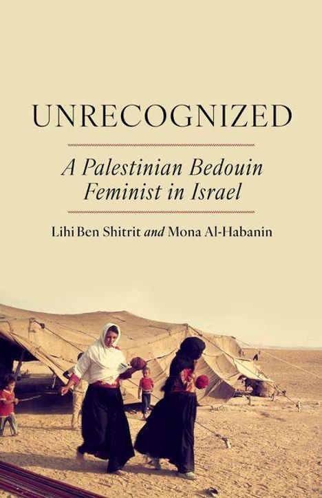 „UNRECOGNIZED: A Palestinian Bedouin Feminist in Israel“ von Lihi Ben Shitrit, Mona Al-Habanin. Zwei Frauen vor einem Zelt.