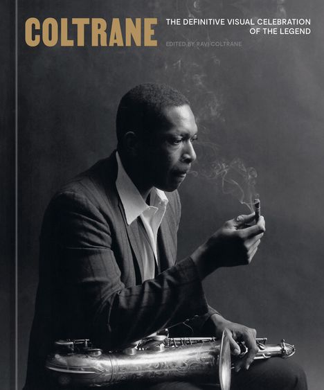 „COLTRANE: THE DEFINITIVE VISUAL CELEBRATION OF THE LEGEND.“ Ein Mann mit Saxophon hält eine Zigarre.