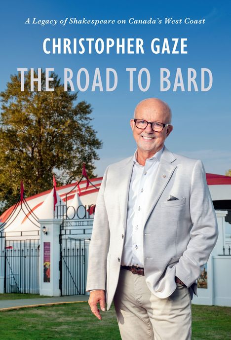 Text: "A Legacy of Shakespeare on Canada's West Coast", "CHRISTOPHER GAZE", "THE ROAD TO BARD". Ein Mann lächelt im Anzug vor einem Gebäude.