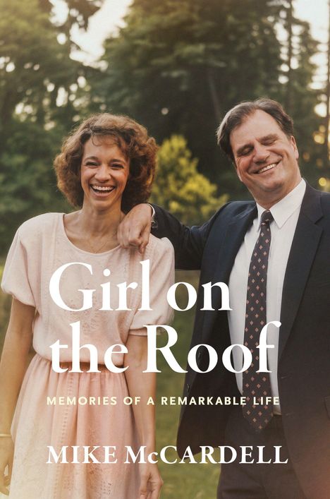 „Girl on the Roof“, „Memories of a Remarkable Life“, Mike McCardell. Eine Frau und ein Mann lächeln im Freien.
