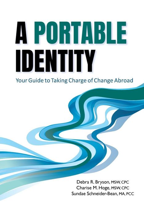 „A Portable Identity: Your Guide to Taking Charge of Change Abroad“. Namen unten. Wellenförmiges, blau-grünes Muster.