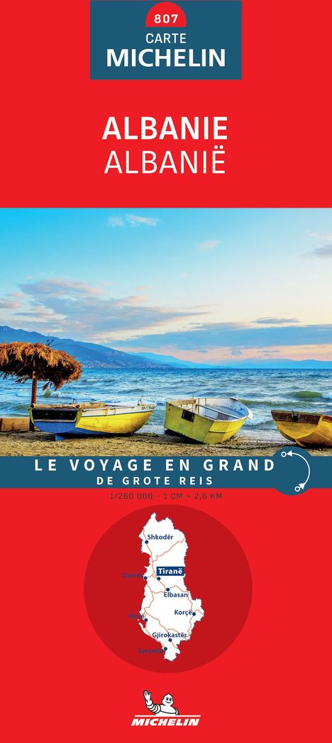 Text: "807 CARTE MICHELIN", "ALBANIE", "ALBANIË", "LE VOYAGE EN GRAND", "DE GROTE REIS", "1/260 000 - 1 CM = 2,6 KM".  
Logo von Michelin.  
Oben Boote am Ufer, im Hintergrund Berge und bewölkter Himmel. Unten eine Albanien-Karte.