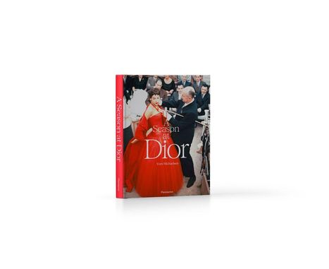 „A Season at Dior“, Yorn Mehasben. Ein Buchcover mit rotem Kleid und Schneider bei einer Anprobe.