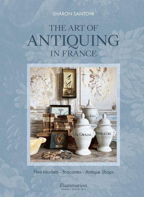 "The Art of Antiquing in France" von Sharon Santoni. Bild: Vintage-Gefäße, Bücher, antikes Bild an einer strukturierten Wand.