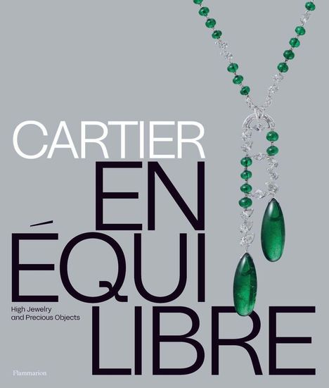 „CARTIER EN ÉQUILIBRE“, „High Jewelry and Precious Objects“. Ein grünes Edelstein-Collier auf grauem Hintergrund.