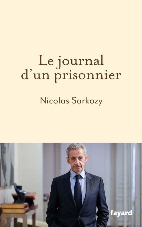 "Le journal d'un prisonnier" von Nicolas Sarkozy. Unten ist ein Mann im Anzug in einem Büro.