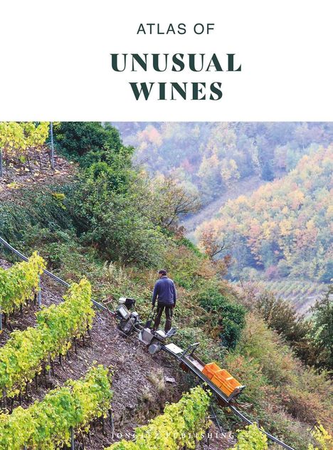 "ATLAS OF UNUSUAL WINES". Ein steiler Weinberg mit grünen Reben, ein Mann arbeitet mit einer Maschine.