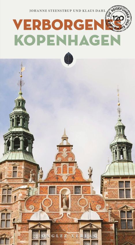 "VERBORGENES KOPENHAGEN" in großen Buchstaben. Historische Gebäude mit grünen Türmen und roten Backsteinen darunter.