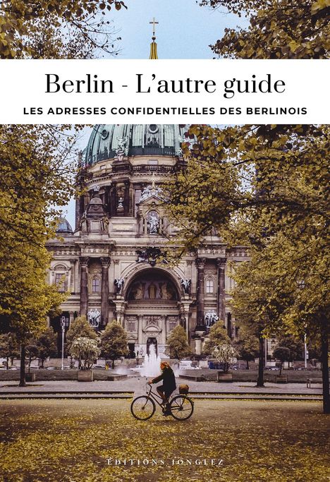 "Berlin - L’autre guide: Les adresses confidentielles des Berlinois." Ein Radfahrer vor einer großen, alten Kuppelkirche im Herbst.