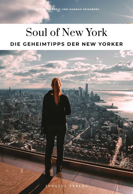 „Soul of New York: Die Geheimtipps der New Yorker“, Frau blickt auf die Skyline von New York, dramatischer Himmel im Hintergrund.