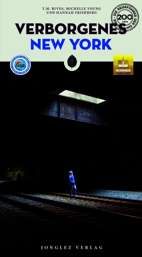 "Verborgene New York" Buchcover. Ein Mann steht auf Bahngleisen in einem dunklen Tunnel, Licht fällt von oben ein.