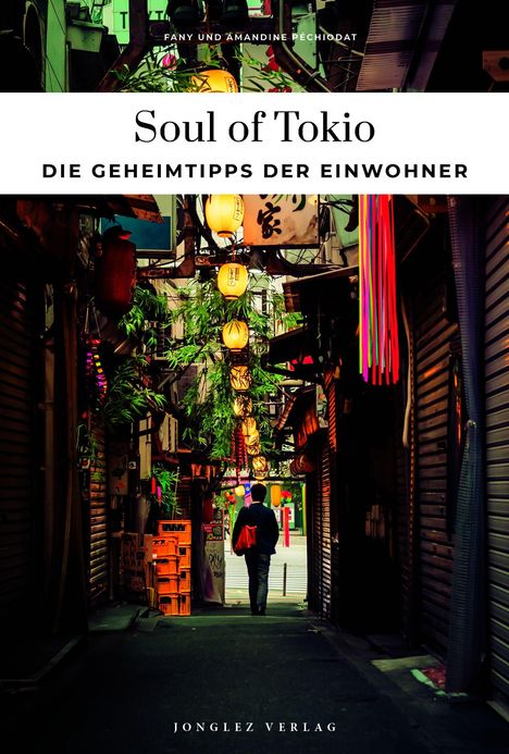 „Soul of Tokio - Die Geheimtipps der Einwohner“. Eine enge Gasse mit Laternen und Pflanzen, Person im Hintergrund.