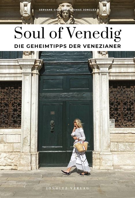 "Soul of Venedig, Die Geheimtipps der Venezianer." Eine Frau spaziert an einem historischen Tor mit Steinfassade vorbei.