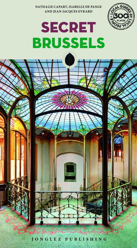 „SECRET BRUSSELS“ in großem Text. Darunter ein elegantes, buntes Glasdach im Jugendstil über einem Treppenhaus.