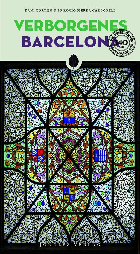 "VERBORGENES BARCELONA" in Grün und Lila. Buntes, detailliertes Mosaikfenster mit geometrischen Mustern.