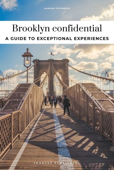 “Brooklyn confidential: A guide to exceptional experiences”. Menschen auf der Brooklyn Bridge bei sonnigem Wetter.
