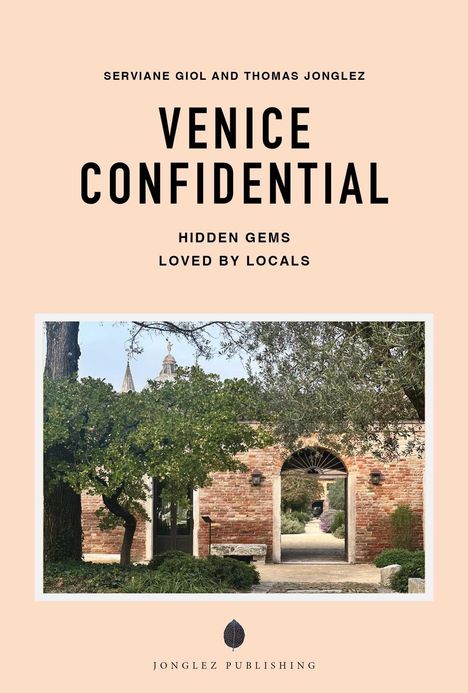 Titel: "Venice Confidential: Hidden Gems Loved by Locals" von Serviane Giol und Thomas Jonglez. Darunter ein Backsteingebäude umgeben von Bäumen und einem Torbogen.