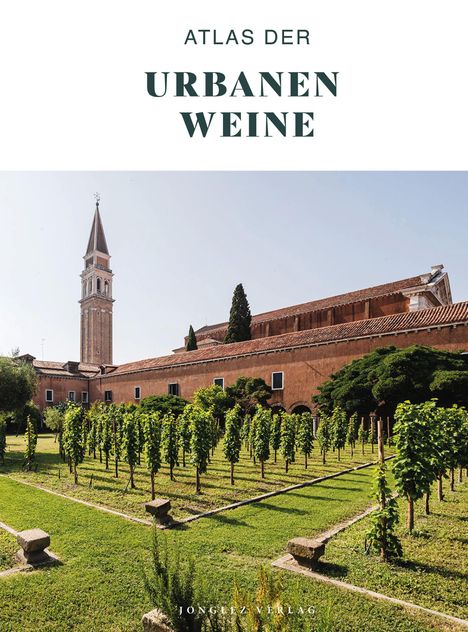 "Atlas der urbanen Weine." Ein gepflegter Weinberg vor einem historischen Gebäude mit Turm und rotem Ziegeldach.