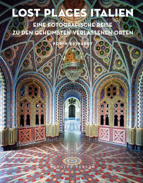 "LOST PLACES ITALIEN" oben, darunter "EINE FOTOGRAFISCHE REISE ZU DEN GEHEIMSTEN VERLASSENEN ORTEN." Dekoratives, buntes Interieur.
