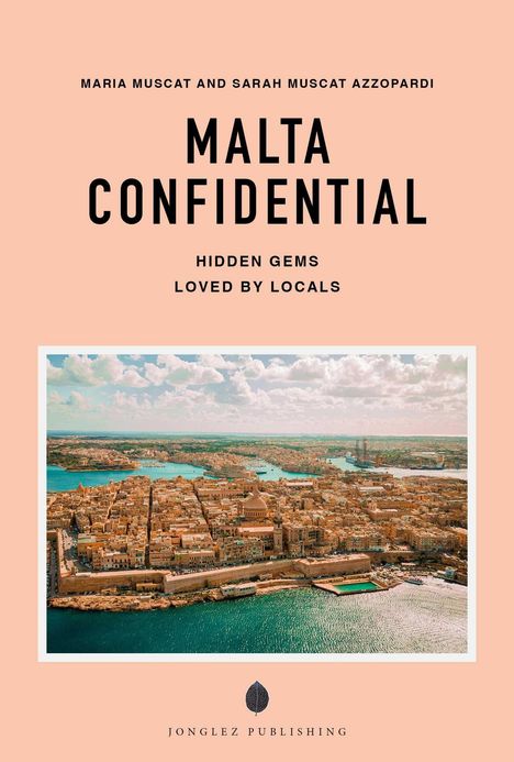 "Malta Confidential: Hidden Gems Loved by Locals." Eine Luftaufnahme einer Stadt am Meer mit historischen Gebäuden.
