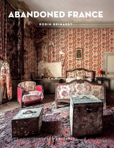 "ABANDONED FRANCE" und "ROBIN BRINAERT". Ein verlassener Raum mit verfallener Tapete und alten Möbeln.