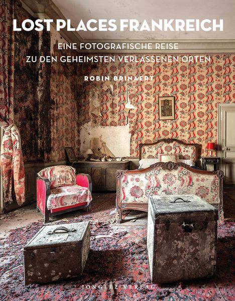 LOST PLACES FRANKREICH. Eine stilvolle, verlassene Einrichtung mit roten Mustern und alten Möbeln.