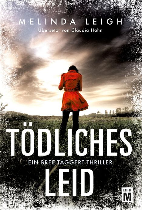 Zuerst die Texte: "MELINDA LEIGH," "TÖDLICHES LEID," "EIN BREE-TAGGERT-THRILLER." Eine Person in rotem Mantel auf einem Feld.
