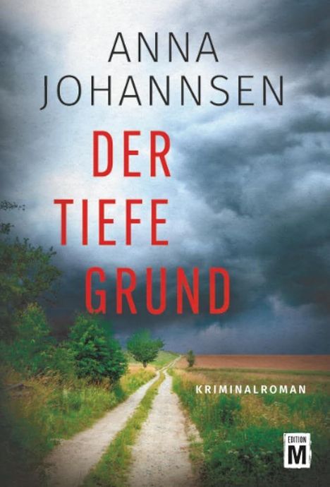 "Anna Johannsen, Der tiefe Grund, Kriminalroman. Ein Feldweg unter dramatisch bewölktem Himmel, umgeben von Vegetation."